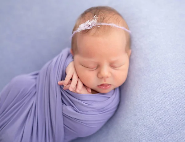 Sevimli yeni doğmuş bebek uyuyor — Stok fotoğraf