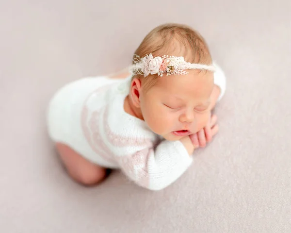 Güzel yeni doğan bebek rüyası — Stok fotoğraf