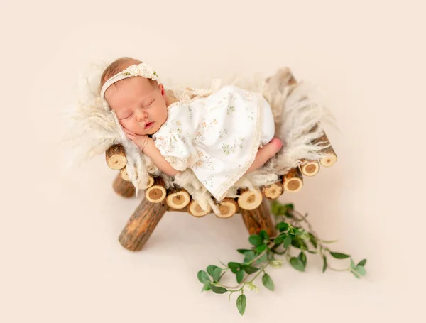 Newborn sleeping on pedestal — Stock Photo, Image