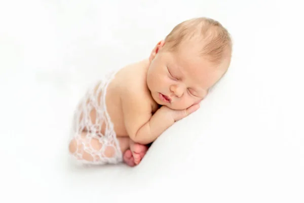 Comfortable pose for newborn — Stock Photo, Image