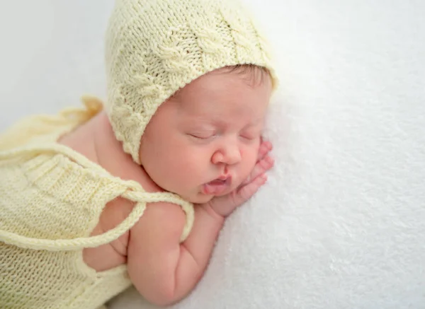 Sarı takım elbiseli yeni doğmuş bebek. — Stok fotoğraf