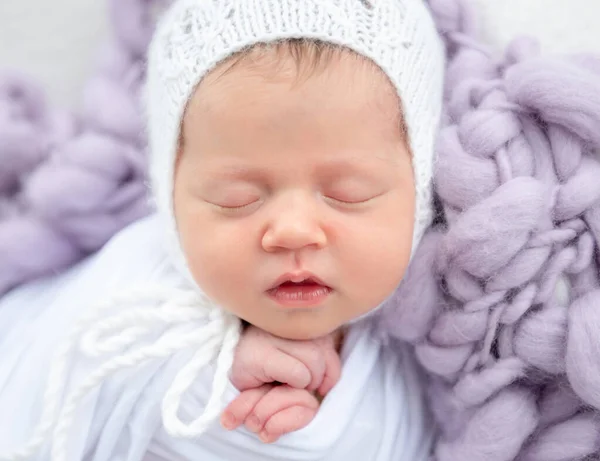 Affascinante neonato addormentato — Foto Stock