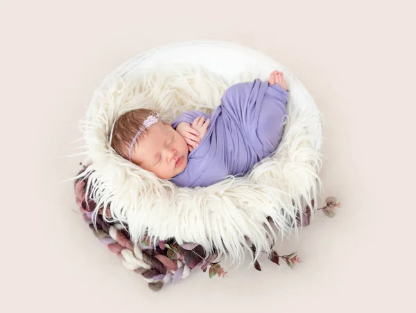 Recién nacido durmiendo en la cuna — Foto de Stock