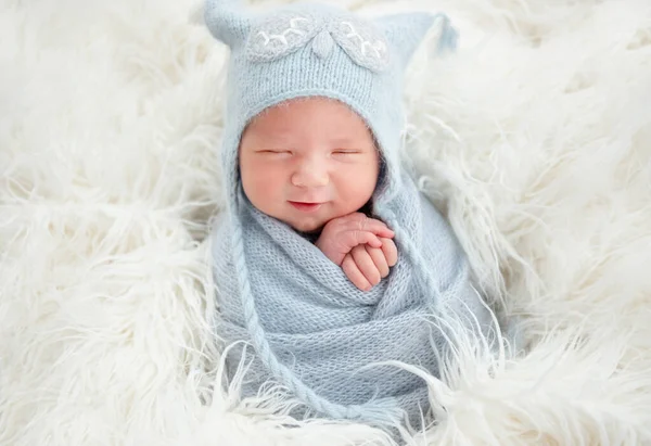 Örgü elbise içinde şirin bir bebek. — Stok fotoğraf