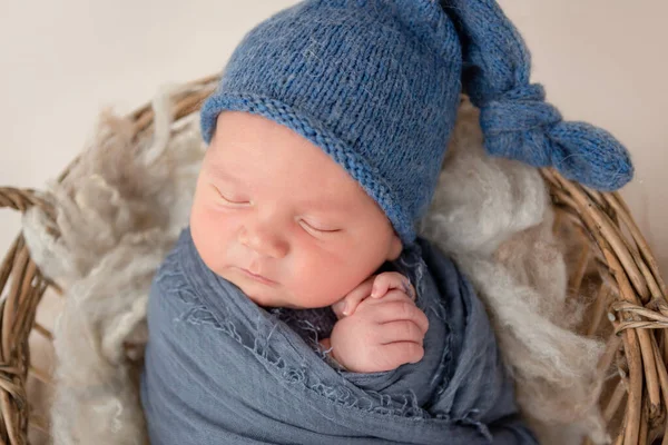 Precioso recién nacido durmiendo en cesta —  Fotos de Stock