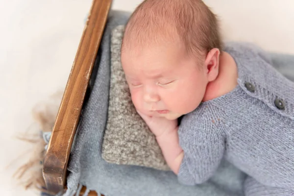 Neonato che dorme su un lettino — Foto Stock