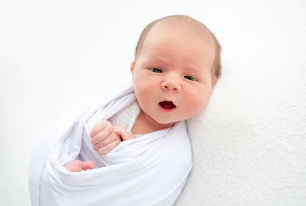Mooi ontwaakt pasgeborene — Stockfoto