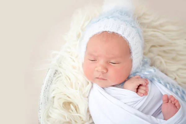 Очаровательный новорожденный не спит — стоковое фото