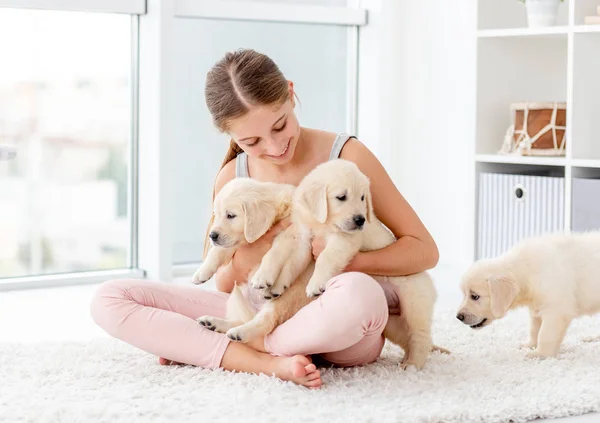 Flicka Holding Retriever valp — Stockfoto