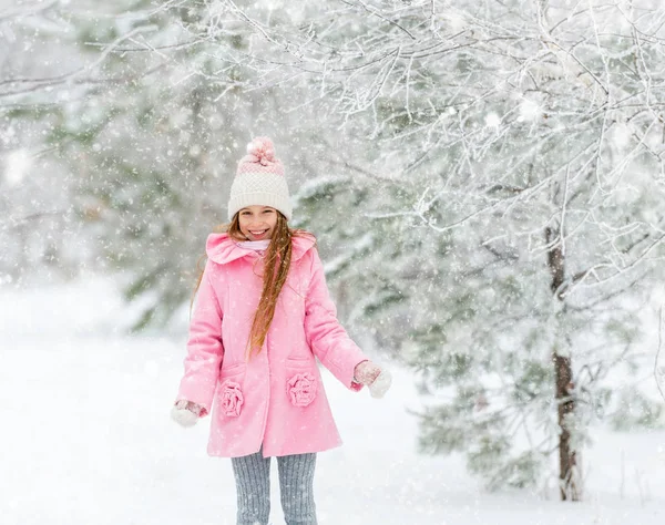 Fille en manteau rose profiter d'être à l'extérieur — Photo