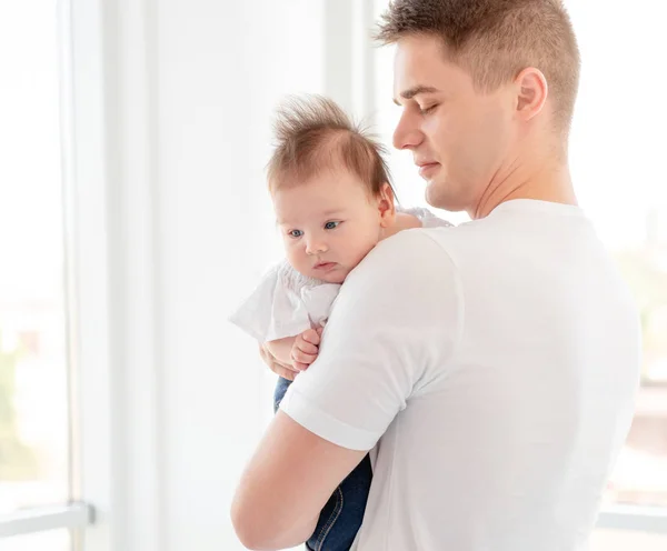 Padre abbracciare neonato — Foto Stock