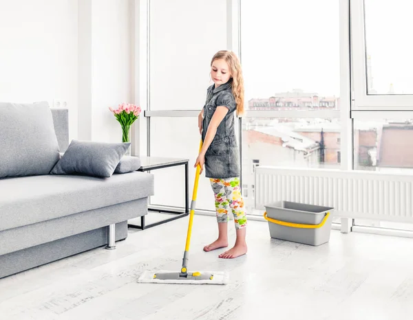 Menina limpeza chão — Fotografia de Stock