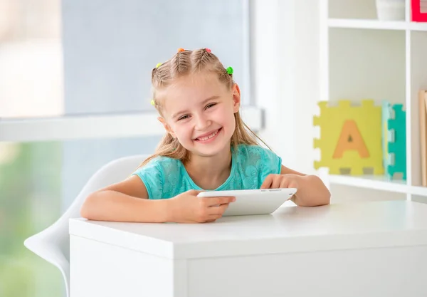 Menina da escola usando tablet — Fotografia de Stock