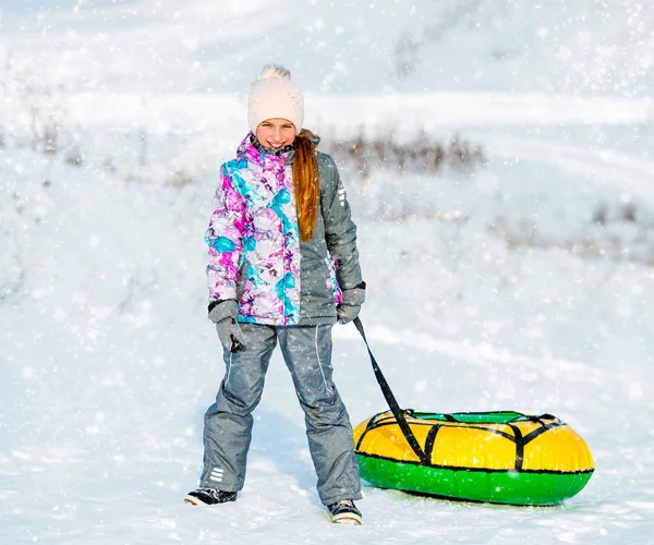 Petite fille va pour glissière d'hiver — Photo