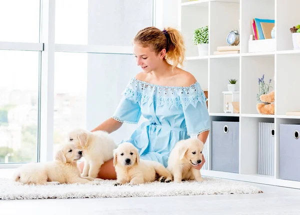 Buena chica y cachorros retriever — Foto de Stock