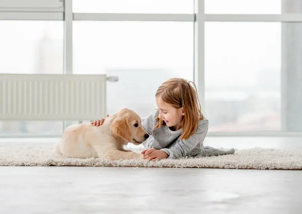 Klein meisje met jonge hond — Stockfoto