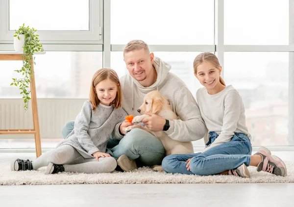 Счастливая семья и щенок — стоковое фото