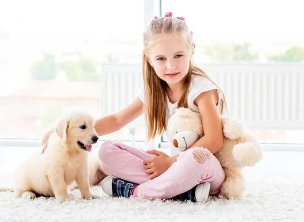 작은 소녀가 포옹하는 강아지 — 스톡 사진