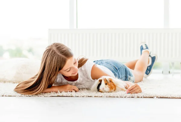 Young girl palming guinea pig — Stock Photo, Image