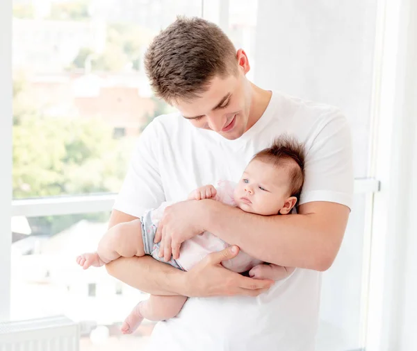 Baba bebek kucaklayan — Stok fotoğraf