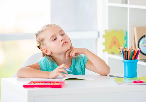 Ragazzina studiando — Foto Stock