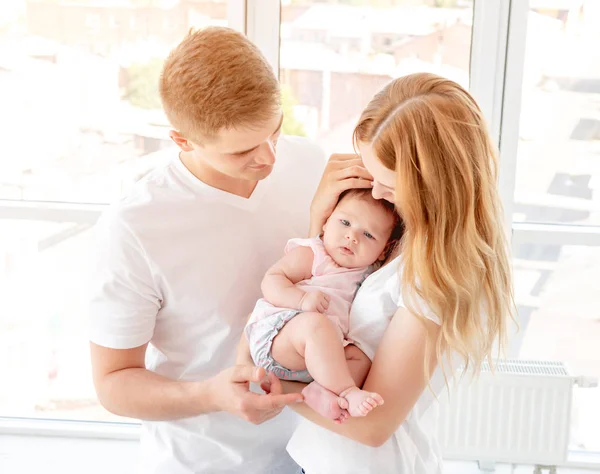 Koppel met baby — Stockfoto