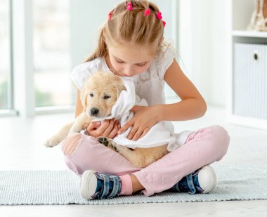 Yavru köpekle ilgilenen kız