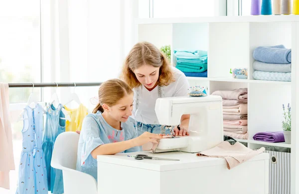 Schneider unterrichtet Studentin — Stockfoto