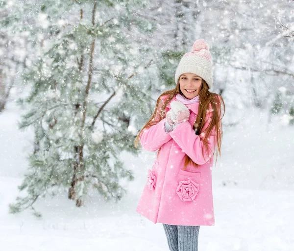 Улыбающаяся девочка, играющая в снежки — стоковое фото
