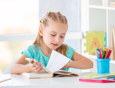 Elinde kitap olan okul çocuğu.