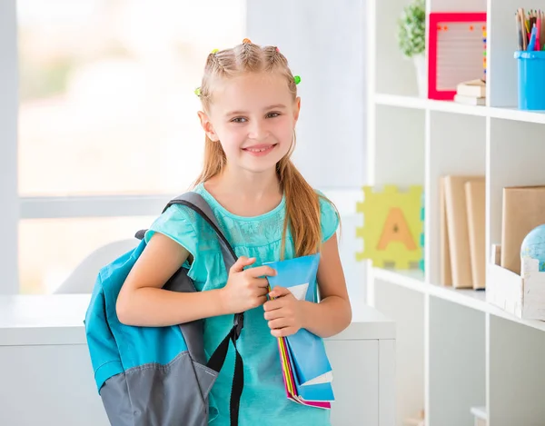 Girl ready to go to school — Stock Photo, Image