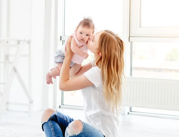 Mãe beijando bebê — Fotografia de Stock