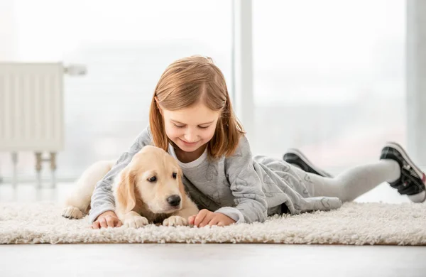 Menina bonito perto filhote de cachorro — Fotografia de Stock
