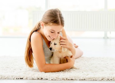 Duygusal kız, av köpeğini kucaklıyor.