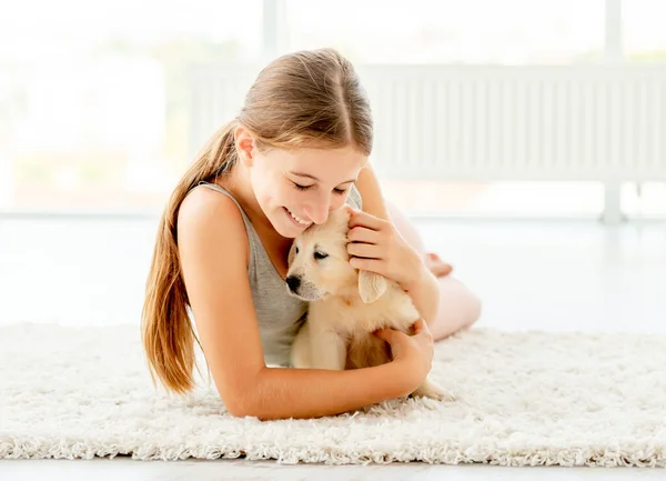 Emocional chica abrazando retriever cachorro — Foto de Stock