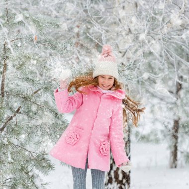 Dışarıda witer içinde oynayan mutlu çocuk