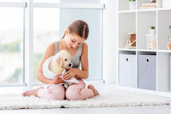 Mädchen kümmert sich um kleinen Hund — Stockfoto