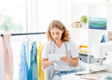 Tablette çizim seçen terzi