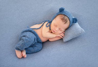 Şirin şapkalı sevimli yeni doğmuş bebek
