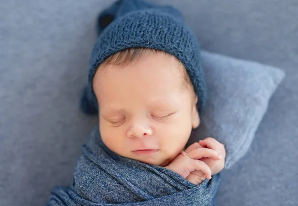 Милый спящий новорожденный — стоковое фото