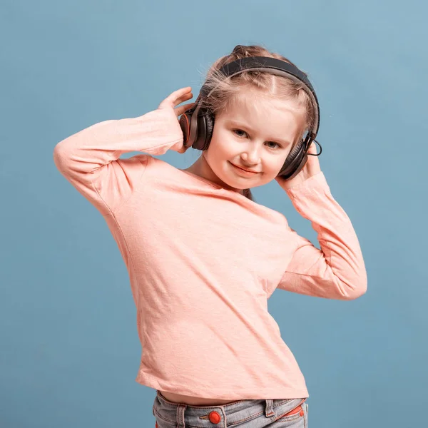 Girl with headphones listening to music — Stock Photo, Image