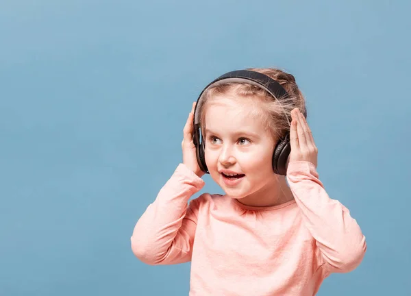 Jente med hodetelefoner som lytter til musikk – stockfoto