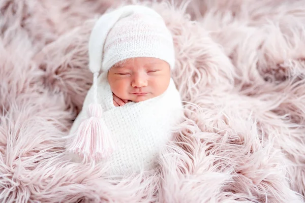 Newborn in white knitted hat — Stock Photo, Image