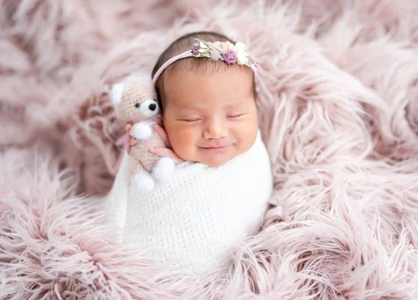 Diademdeki gülümseyen yeni doğan bebek — Stok fotoğraf