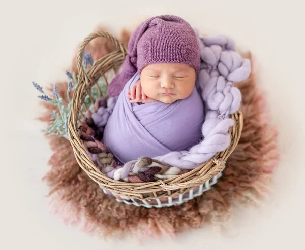 Mor şapkalı şirin bir bebek. — Stok fotoğraf