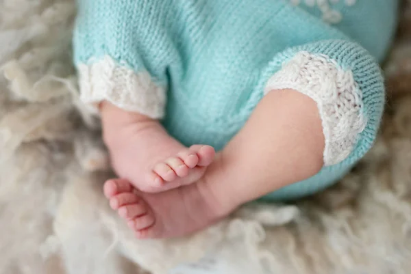 Bare feet of newborn — Stock Photo, Image