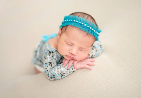 Newborn with head on hands — Stock Photo, Image