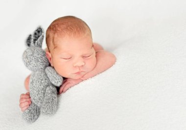 Tavşan oyuncak ile yatan küçük bebek