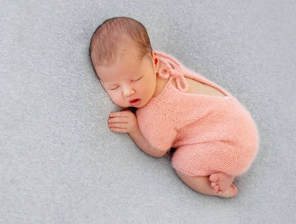 Bambino appena nato che dorme — Foto Stock