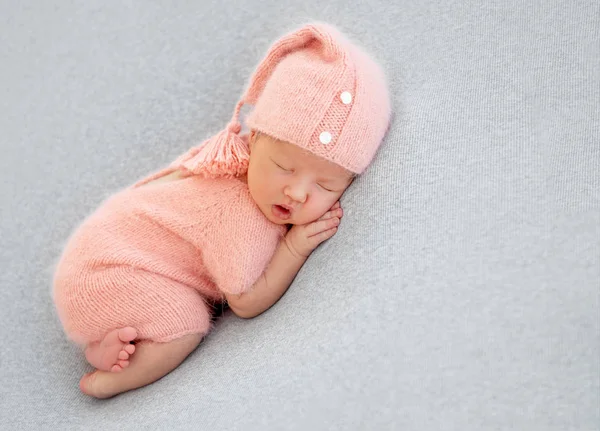 Újszülött csecsemő alszik — Stock Fotó